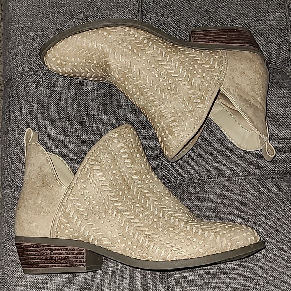 Serra Bootie‎ Women size 8  Beige Split Shaft Ankle Boot  Block Heel